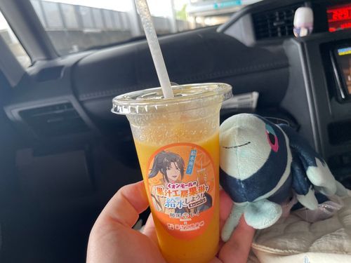 給水所コラボ

いおんもーるに とても くわしい ぶいちゅーばーの おにいさんが いるんだ
しずまれいさんっていう いおんけい ぶいちゅーばーだよ

そんな しずまさんが ついに はじめて いおんさんから こえを かけられて…
ゆめの こらぼが じつげんしたんだ！

これが かじゅうこうぼうかりんさんの おりじなるこらぼどりんく とろっとまんごーりんご だよ

まんごーが とろっと あまいけど、 あとあじの りんごが さわやかに かおる おいしい じゅーすだよ！🥭🍎