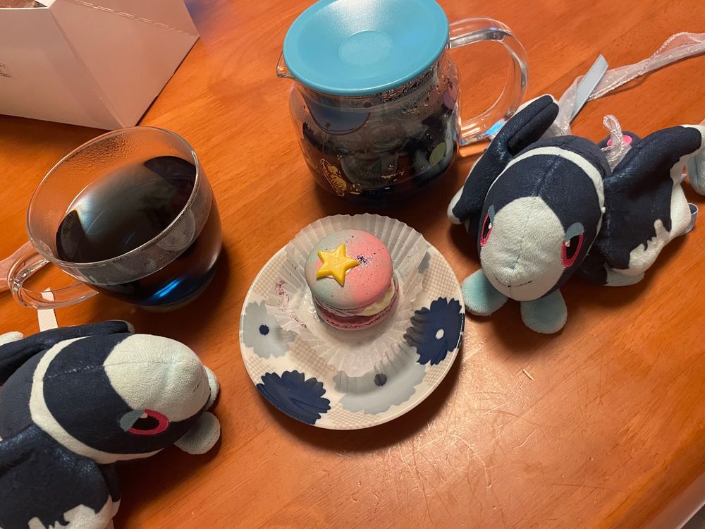 おちゃの じかん でした ≡ ≡_(┐「ε:)_🫖
きょうの おちゃは、 The Garden Tea(がーでんてぃー)さんの れもんぐらすばたふらいぴー🦋
すっきり のみやすいし きれいないろ!
ぼくたち からだが あおいから なんだか もっと あおいろに そまっちゃいそう
きょうの おかしは、 mindeulle(みんどぅるれ)さんの ぶるーべりーとぅんかろん💫
みずいろと ぴんくいろの かわいい おかしだよ!
ぶるーべりーの くりーむが たっぷり はさまっていたよ🫐