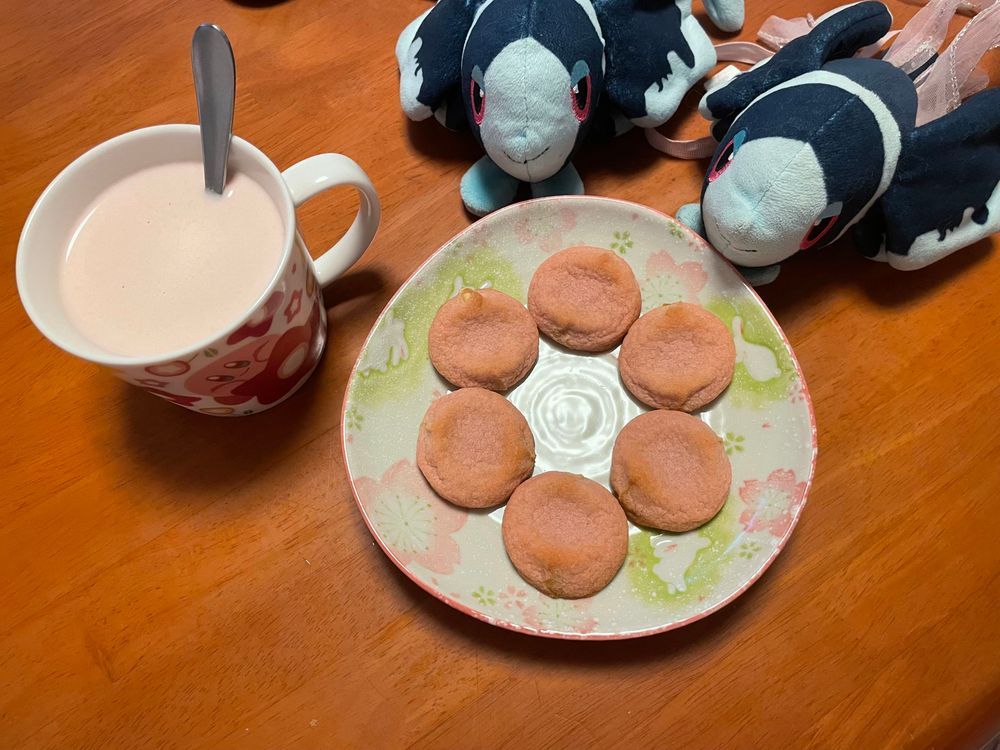 お茶じゃないな貴様 🫖( ・᷄ὢ・᷅ )スチャッ
そう きょうは らてだよ!
にほんりょくちゃせんたーさんの SAKURA Latte🌸
はるごろに KALDIさんで よく みられる おいしい さくららてだよ!
きょうは つめたい ぎゅうにゅうじたて🥛
きょうの おかしは、 かんとりーまあむ さくらきなこ🌸
さくらの えきすが はいってるんだって
だから さくらいろなのかな
なかみは あわい きつねいろの きなこあじ! しっとり のうこうだったよ…🥰