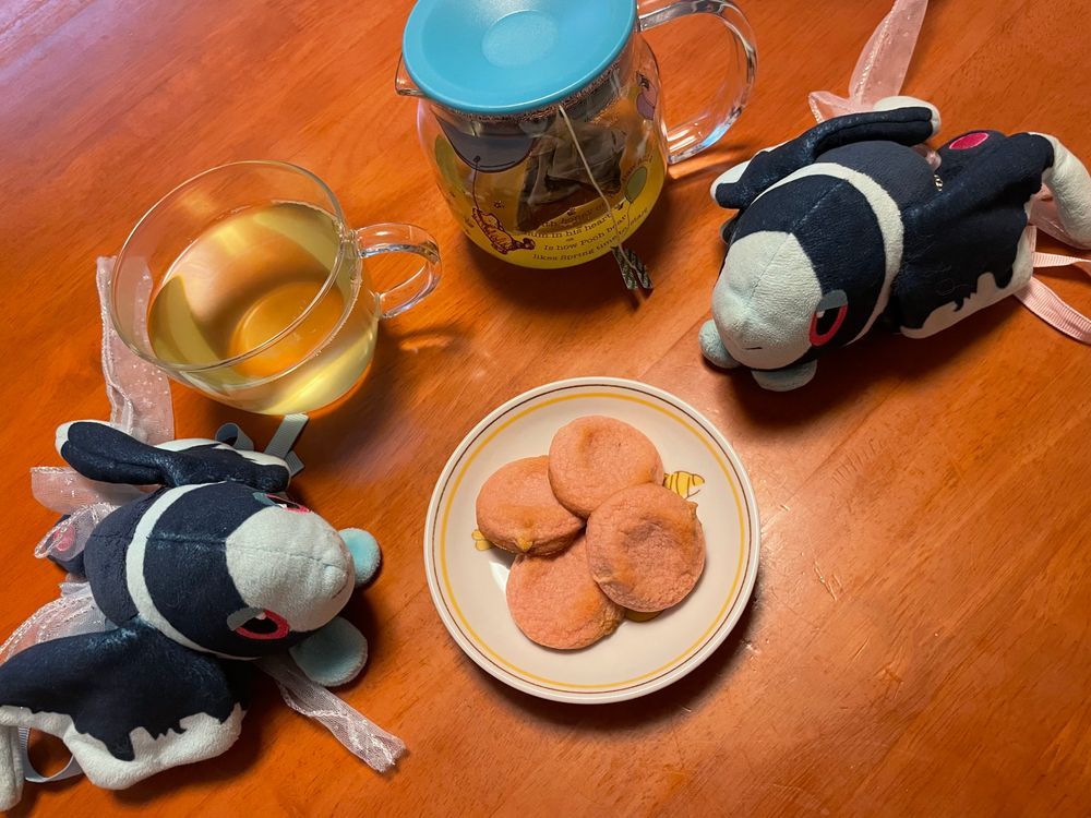 おちゃの じかんだったね =≡Σ((( つ•̀ω•́)つ☕️
きょうの おちゃは、 みくにやぜんごろうさんの さくらりょくちゃ🍵
こおりを いれて あいすてぃーに したよ! あつくないから のみやすいね
きょうの おかしは、 かんとりーまあむ さくらきなこ🫛
さくらいろの ちいさな そふとくっきー!
この おかしに そっくりの はむが あることを しってね…
ちいさな はむ なんだけど そっちも たべてみたいなって おもったよ🤔