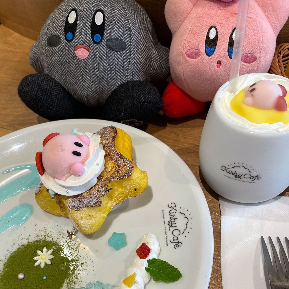 しゃどかびがゆく カービィカフェのたび

ぽよぉ
(ウィスピーウッズのねもとで のんびりごはんだよ！ 
マシュマロののった いちごオレに、 チーズとつぶマスタードのスナック、 そして…… エアライドマシンなフレンチトーストだ！
かわいい ぼくだけど、 なさけ ようしゃなく、 シロップをかけて たべたよ！🍴)