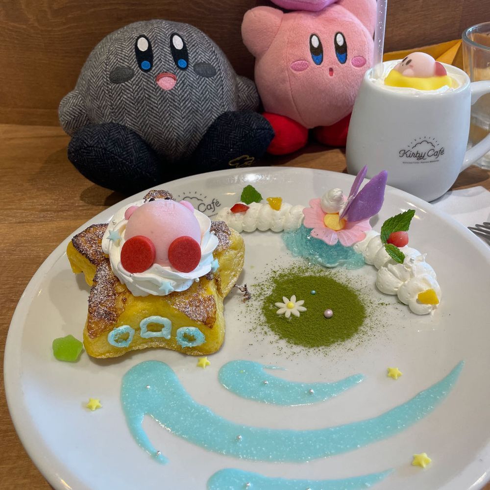 しゃどかびがゆく カービィカフェのたび

ぽよぉ
(ウィスピーウッズのねもとで のんびりごはんだよ！ 
マシュマロののった いちごオレに、 チーズとつぶマスタードのスナック、 そして…… エアライドマシンなフレンチトーストだ！
かわいい ぼくだけど、 なさけ ようしゃなく、 シロップをかけて たべたよ！🍴)