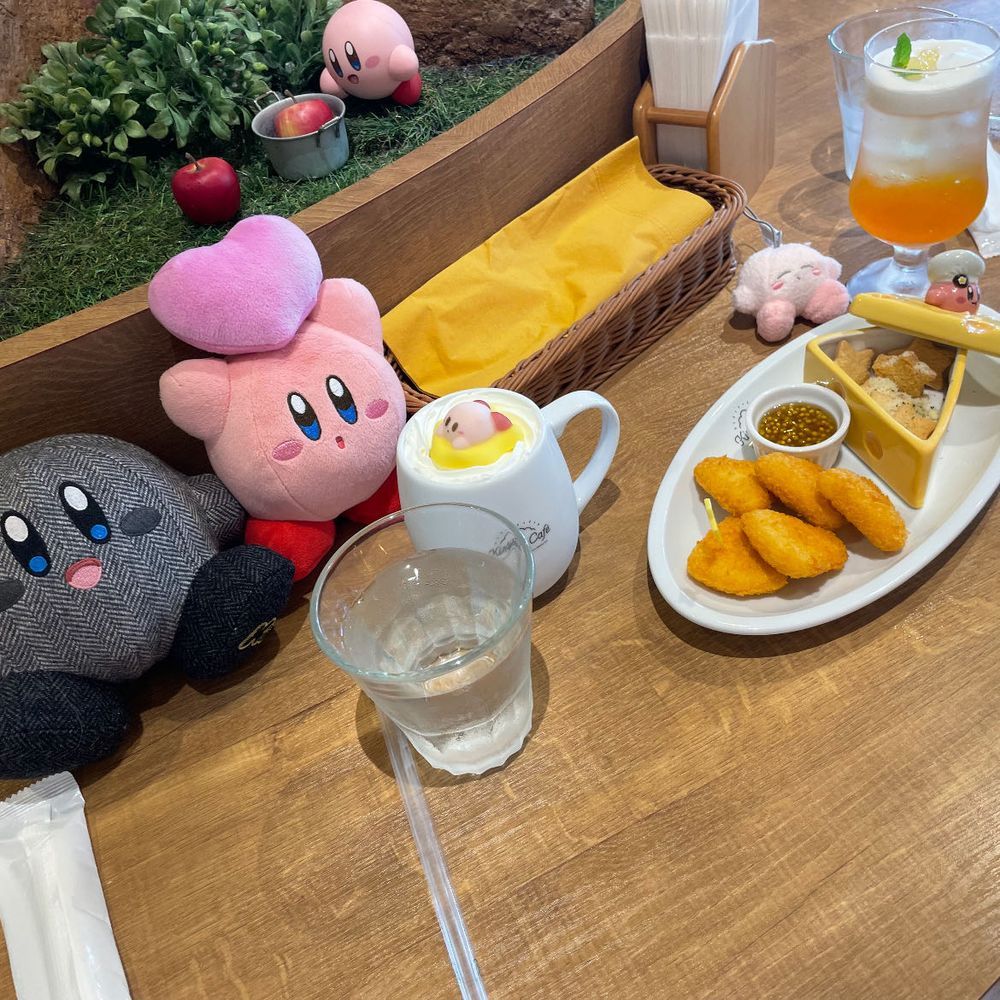 しゃどかびがゆく カービィカフェのたび

ぽよぉ
(ウィスピーウッズのねもとで のんびりごはんだよ！ 
マシュマロののった いちごオレに、 チーズとつぶマスタードのスナック、 そして…… エアライドマシンなフレンチトーストだ！
かわいい ぼくだけど、 なさけ ようしゃなく、 シロップをかけて たべたよ！🍴)