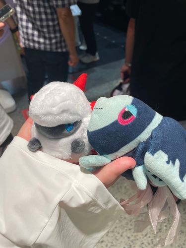 もちもちメラルバ やってきた

きょうは、 そらまちタウンにある かーびぃさんたちの かふぇに いったあと、 ひさびさに ポケモンセンターへ！

そうしたら ひときわ もちもちした メラルバくんが いて……
なかよくなっちゃった！🤝
たびの なかまに なったよ！

おねえちゃんも ずっと あいたかった ポケモンに であえたみたいで…
バチュルさんと ネイティさんと ラティオスさんを ゲットしたみたい！

ぼくの おともだちの ラティアスちゃんも おにいちゃんに あえて うれしいみたい‪🫶