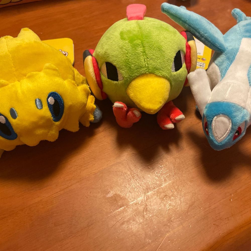 もちもちメラルバ やってきた

きょうは、 そらまちタウンにある かーびぃさんたちの かふぇに いったあと、 ひさびさに ポケモンセンターへ！

そうしたら ひときわ もちもちした メラルバくんが いて……
なかよくなっちゃった！🤝
たびの なかまに なったよ！

おねえちゃんも ずっと あいたかった ポケモンに であえたみたいで…
バチュルさんと ネイティさんと ラティオスさんを ゲットしたみたい！

ぼくの おともだちの ラティアスちゃんも おにいちゃんに あえて うれしいみたい‪🫶