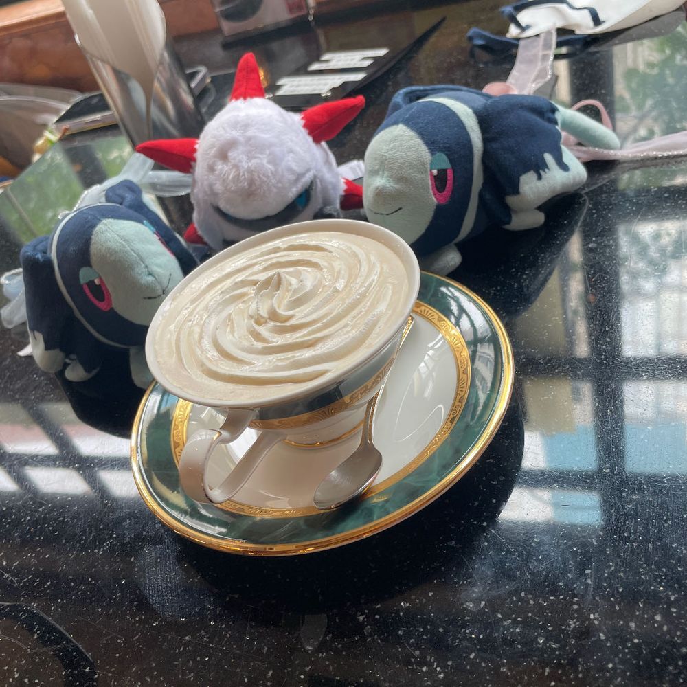 おちゃのじかん SPECIAL

きょうは、 いけぶくろタウンの こーひーせんもんかん はくしゃく いけぶくろひがしぐちてんさんから おおくりします…🎙

けーきと せっとの おちゃは、 もしかしたら だーじりんてぃー じゃないかなって おねえちゃんが いってたよ！
こうちゃが はいった この ふしぎな ぽっとは、 ふれんちぷれす っていう なまえの ぽっとなんだって すごいなあ

しっとり ふんわり いいかおり… あま〜いいちごの のった、 しょーとけーき🍰 
おとなな ふんいきと あいまって、 すごく おじょうひんな あまさ！

きょうは おかわりの こうちゃも あるんだ！
ふれっしゅくりーむてぃーだよ！
ふわっと かるくて さっぱり あまい ぐるぐるくりーむの したには、 あまくない こうちゃが…！
みちとの そうぐうだよ ぼく こんなこうちゃ はじめてみた🥳