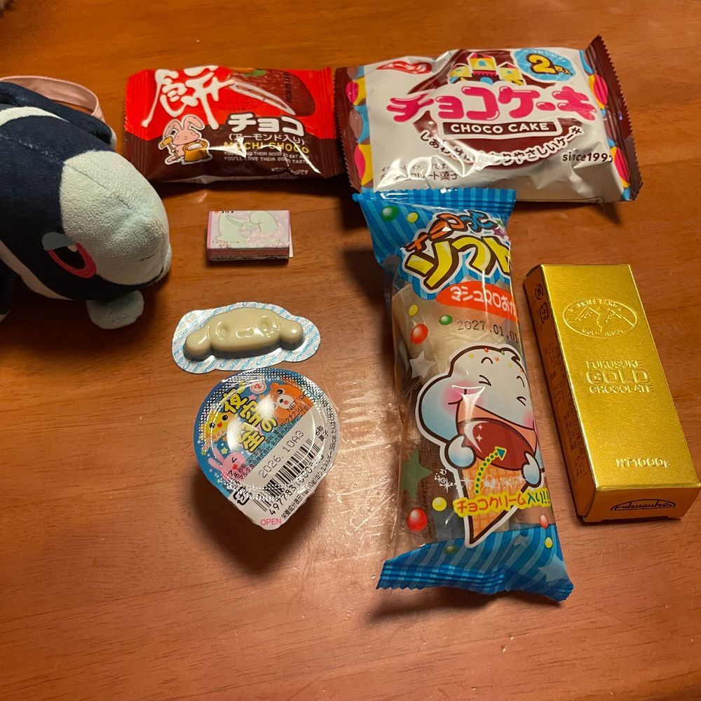 だいすきな だがしやさん
これは 5にちくらい まえの こと…
ぼくの とれーなーさんが しょうがくせいの ころから おせわに なっている だがしやさんに ぼくも つれてってもらったんだ!🍭
もちちょこ、 ちょこけーき、 きんかいちょこ、 ちょこましゅまろそふと、 くりーむそーだちょこ……
もしかして トレーナーさん ちょこれーと だいすき?
おちゃがし として、 すこしずつ いただく よていだよ!
