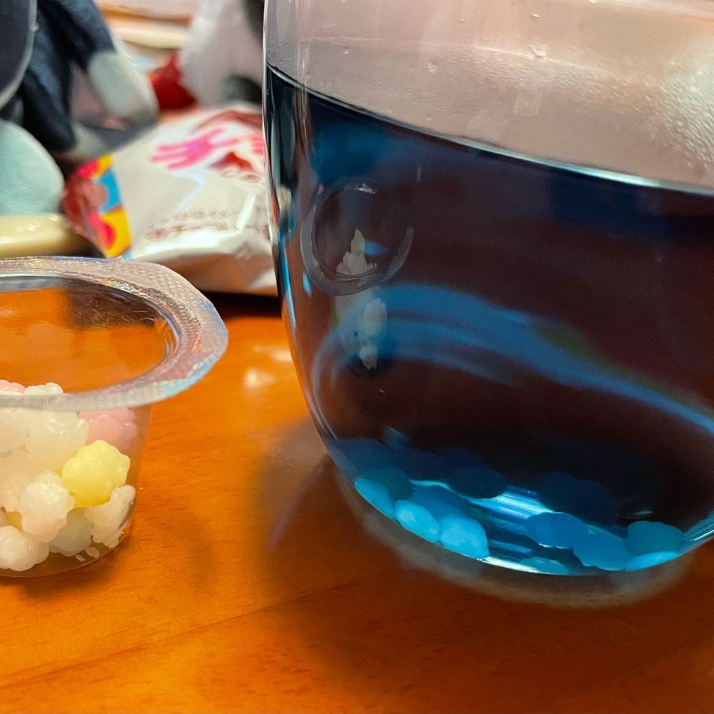 おちゃを はじめる じかんだよ！ ‪ 
‪꒰ঌʚ⏱‪ɞ໒꒱

おちゃも おかしも み〜んな ともだち だもんね🎀

きょうの おちゃは、 がーでんてぃーさんの れもんぐらすばたふらいぴー🍋
どんな おかしにも あう うつわの ひろい おちゃ！ 
きょうも さっぱり いいかおりだよ！

きょうの おかしは… まえ おかいものした だがしたち だよ！
ちょこけーき、 くりーむそーだちょこ、 こんぺいとう！
それでね、 こんぺいとうを この こうちゃに いれたら よぞらに うかぶ おほしさま みたいに なるかなって おもったんだけど…🌌
しずんだよ うみの そこみたい ぼくらの ふるさとだね🌊