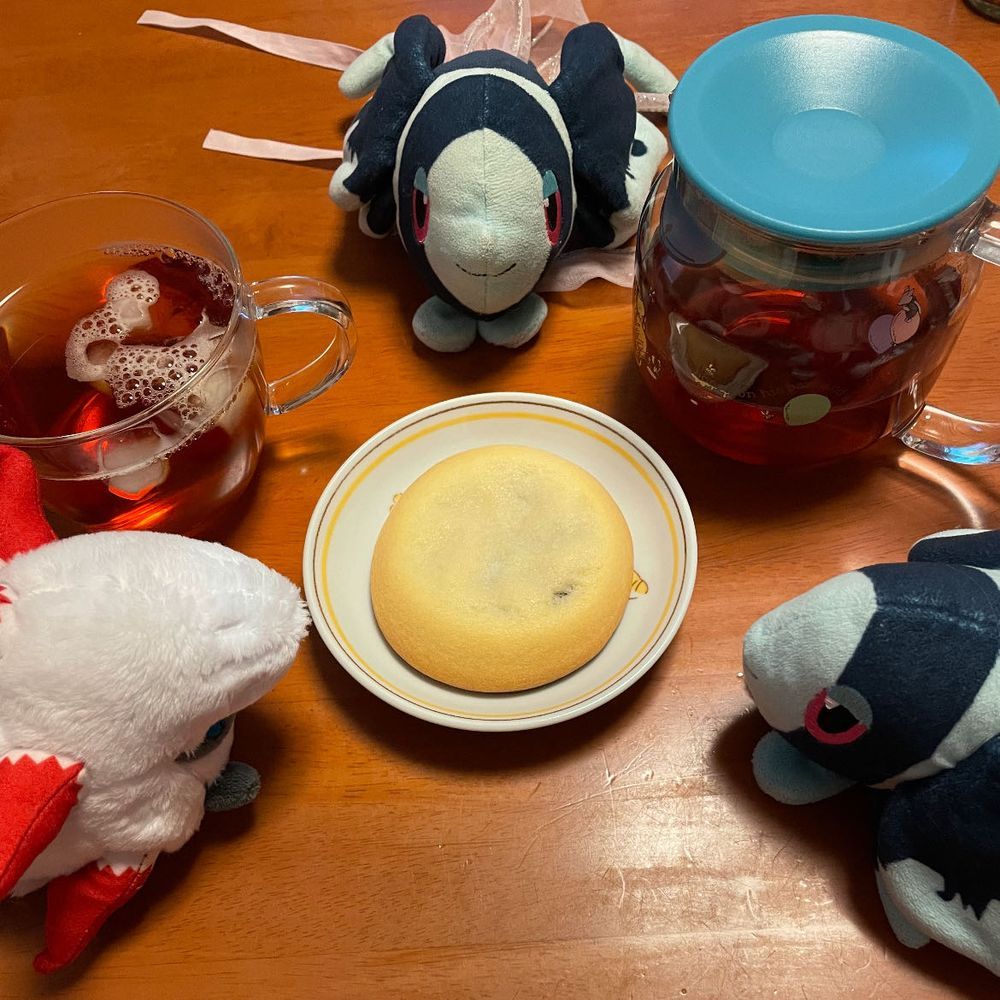 おちゃかい 𝐨𝐫𝐢𝐠𝐢𝐧 ✋🏻( ͈ᴗ̀ ̫ᴗ́ ͈)👌🏻
きょうの おちゃは… りぷとんさんの ろいやるぶれんど☕️🍃
こおりを いれたら なんか あわあわに なったよ なんで?!
あいすてぃーに したかったんだけど……🥹
きょうの おかしは、 おりじんべんとうさんの にそうのおいしさ ちょこちっぷくっきー🍪
おりじんべんとうさんは おおきな おにぎりとか おべんとう おそうざいを うってる おみせ なんだけどね、
おかしも つくっているんだって!
さくさく くっきーに つつまれた しっとりした くっきーきじと ちょこちっぷが ふしぎな おいしさ…!