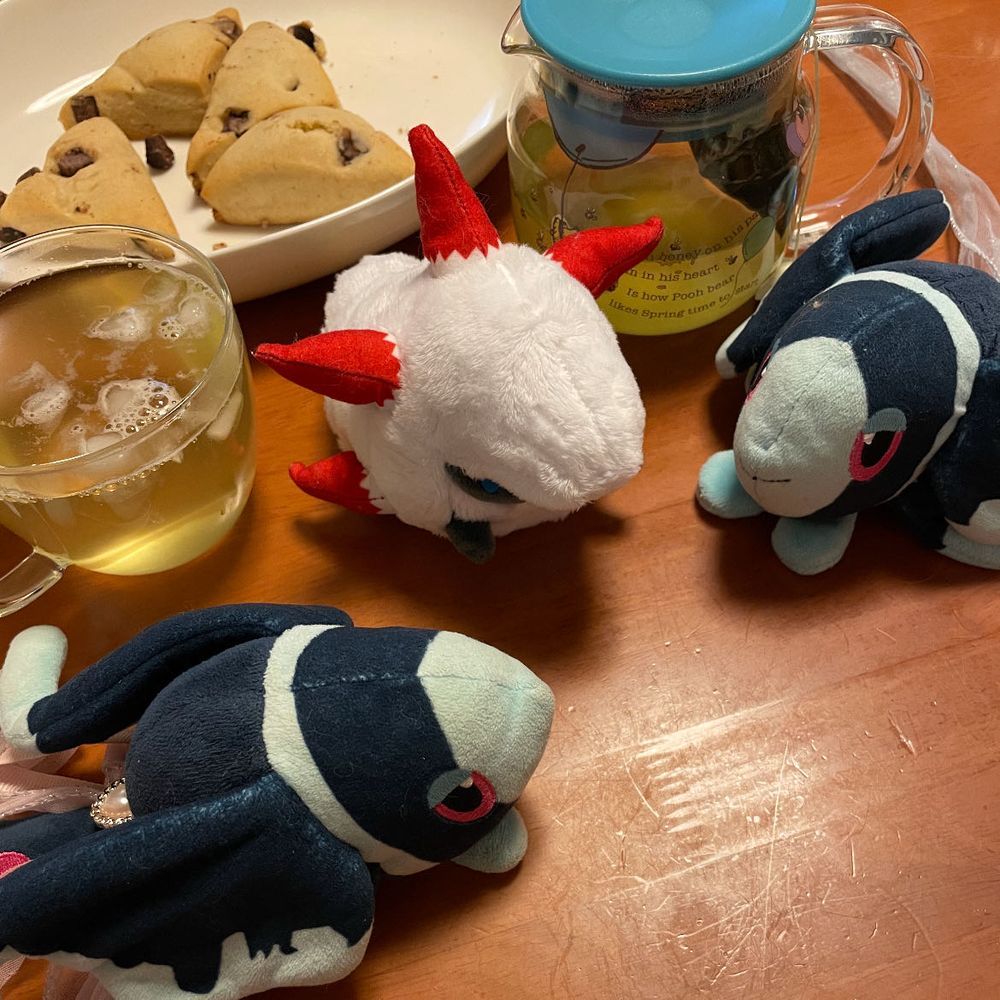 TEA TIME ダイジェスト (•v•)/☕️🫖\(･v•)

おちゃかいの しゃしんが 2まいも たまって いたから、 まとめて しょうかい するね！

1まいめの おちゃかいは、
がーでんてぃーさんの れもんぐらすばたふらいぴーと、 ぽっきーはーとふる しあわせのあおいべりー！🦋 🫐
あおい おちゃかい だい2だん だね

そして ２まいめは みくにやぜんごろうさんの はるもものりょくちゃと、 せいゆうさんの ちょこすこーん！ 🍑🍫
じゅくした もも みたいな あまくて さわやかな かおりの りょくちゃが さくさくした すこーんを しっとり より おいしくしてくれたよ！