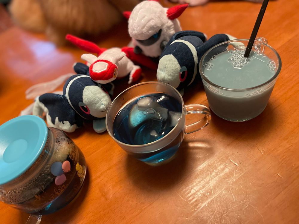 それでこれが昨日のお茶会なんだけどね
☕️\_(・ω・`)
みんな! きのう(6/30)から、 ろーそんさんの しあわせをよぶあおいふぇあ だい2だんが はじまったんだよ!💎🩵💎
こんかいは のむ そふとくりーむを げっと! そとみ だけだと、 わからないけど しっかり あおいろなんだよ!
がーでんてぃーさんの れもんぐらすばたふらいぴーと いっしょに… あおい のみもの ぱーてぃだね!💙
ただ おなかが たぷたぷに なるから できれば もう のみもの×のみもの は やめようと おもう…😌