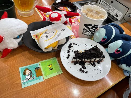 お茶会は本日も外部店舗でおこなわれています 現場のネオラントさ〜ん🎤

はい ネオラントです
ほんじつの おちゃかいは、 もよりの くらずしさんから おおくりします🍣

きょうの おちゃは、 くらずしさんの あいすらて☕️
しろっぷと みるくを ひとつづつ いれたら こどもじたな ぼくたちでも のみやすい…😌
あまい おかしにも、 あぶらの のった おすしにも ぴったりの すっきりした ほろにがい あいすらてだよ！

ほんじつの おかしは、 くっきー＆くりーむちーずけーき🧁
(おかしじゃないけど みにぴざまんも いっしょだよ)
ちーずけーきに たくさんのった あまさひかえめの ここあくっきーが ちーずけーきの こってりした あまさと とっても なかよし！ なんこでも たべれちゃうよ…🥺
ぴざまんは、 ちょっと あまい ふかふかの きじの なかに ぴざの とまとそーすが そのまま おひっこし してきたみたいな… りあるな ぴざまん！ 
みに だからって あなどるべからず だね🍕
いま くらずしさんは ぴーなっつと こらぼちゅうで、 こらぼめにゅーを たのむと すてっかーが いちまい もらえるよ🐥
