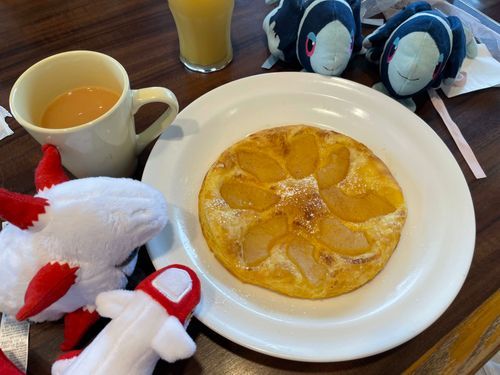外でお茶会すると 新しい紅茶との出会いがあります…本当です

きょうは もよりの がすとさんから おちゃかいの ようすを おとどけします！

きょうの おちゃは、 せれんてぃあさんの きゃらめるあっぷるてぃー🍎
おさとうを いれなくても かんじる きゃらめるの あまみと こおばしい かおり…
ほぼ すいーつだった これは すいーつだよ…

おかわりの にはいめは、 おなじく せれんてぃあさんの あさいーべりーてぃー🫐
ふんわり べりーの あまいかおり… でも あじは とっても すっぱい…！😖
でも さわやかで あまいものを たべたあとに ちょうどいいかも！

きょうの おかしは、 がすとさんの やきたてりんごぱい🍎
りんごづくしで いいかなって おもったんだ
さくさくで あまさひかえめの ぱいきじに、やわらかくて あまい りんごの すらいす、 こなざとうで おけしょうした おしゃれな おかしだよ🪞🪄︎︎
つぎは そふとくりーむが のった ばーじょんの ほうも たべてみたいな！🍦