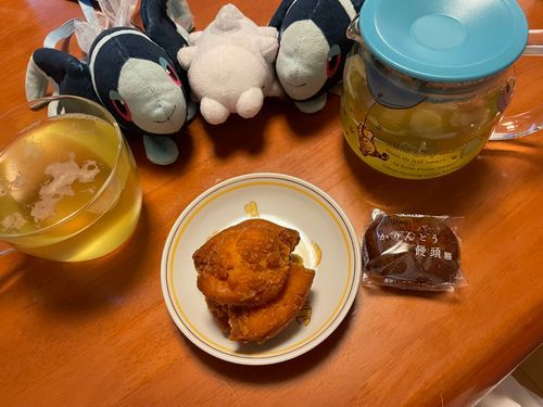 おちゃ したよ！ 
─======≡Σ🫖_( ´ω`)_ｽﾞｻｧｰ

おうちで おちゃかい ひさしぶりだね

きょうの おちゃは、 みくにやぜんごろうさんの はるもものりょくちゃ🍑🍵
りょくちゃの しぶさの なかに、 ふれっしゅな ももの かおりが しっかり あるのが ふしぎで おいしい おちゃだよ！
これが ふるーつてぃって ことなの…？

きょうの おかしは、 べるくさんの さーたーあんだぎーと しゃとれーぜさんの かりんとうまんじゅう🟤🟤
ちょっと よていが たてこんでいて、 いそいで たべないと いけなかったから、 あっためて たべるのが できなかったんだ…！🥲
あたためなおしたら ぜったい もっと おいしかったのに…！
でも、 ふたつとも さめても さくさくで こおばしい おいしい おかしだった…
さめても おいしいように つくって くれてるんだね… ありがとう…🥹