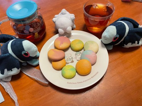 お茶の時間ですよ ( ͜☕️ ･ω･) ͜🍰

きょうの おちゃは、 りぷとんさんの せいろんてぃー🫖
すとれーとな いつもの ふつうの おちゃ みたい… こんな こうちゃも あるんだね
ふつうの おちゃ みたいでも、 こうちゃだから おしゃれで おとくな きぶんかも！✨
(せいろんてぃーが とくゆうの かおりとかが ある こうちゃだったら すみません そうなったら ぼくたちが おかしいんだと おもいます)

きょうの おかしは、 みんどぅるれさんの まかろんらすく🍪
おいしい とぅんかろんで おなじみの みんどぅるれさんの まかろんらすく！
かりかりで あまい！
どことなく あーもんどを かんじる、 りっちな おかしだ…
だいじに たべよう！🫠