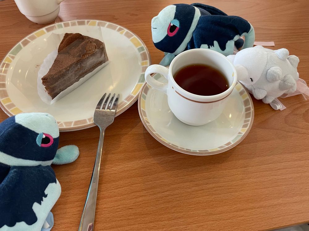 ティータイムにはホストとゲストがいるらしい

おちゃかいを しよう！ って やるひとが ほすと それに ごしょうたい するのが げすと という にんしきで あってるのかな

ほんじつは ちょっと とおくの さいぜりやさんから おとどけします🎙

きょうの おちゃかいの げすとは、 すらっと きれいな あんよの ぬいぐるみの あきちゃんだよ！
ユキハミちゃん、 おひざに のせてもらえて うれしそう！ よかったね🫶

きょうの おちゃは、 くうぇんちゃさんの だーじりんてぃ🫖
みるくと おさとうを いれたら… これぞ みるくてぃー といった かんじ…
おうちでも だーじりんてぃが のめるように なにか かってみようかな…
おかわりは、 おなじく くうぇんちゃさんの あっぷるてぃー🍎
かおりは ふれっしゅな りんご！ でも あじは おちゃ！ ほんのり さんみが あって、 でも これが べすとまっち！ ふしぎな ちゅうどくせい だよ…🤩

きょうの おかしは、 さいぜりやさんの ちょこれーとけーき🍫 
しっとりした すぽんじに あまい ちょこれーとくりーむが のっていて、 ここあの ぱうだーが あまさを おちつかせている ちーむわーく ばつぐんの けーき…！！
おうちの ちかくにも あるし、 ときどき おさんぽしに いっちゃおうかな… この けーきの ために…🤔