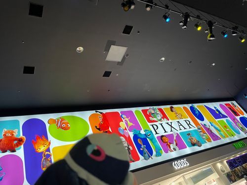 えいがを みる 会

とい･すとーりー5 を みにいったよ！
とっても かんどうしちゃって なみだが いっぱいでたよ🥲

りゅうこうは うつろうもので とりのこされちゃうことも あるかもしれないけど ぜったい どこかに じぶんと おなじきもちの おともだちに なれるかも しれないひとが いるって ことなんだね

ぼくたち ほかの とい･すとーりーの おはなしも みたことが あるんだけど…
いちばん すきな おはなしかも…