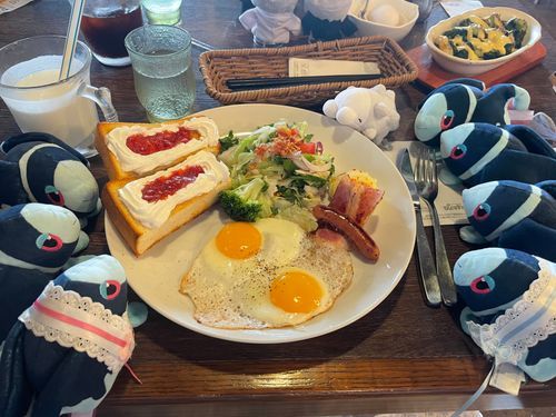 なつも！ あさごはんのかい🍚

おさんぽあさごはんのかいは、 なつにも おとずれる…！

みんなで あさごはんだ〜！
びっくりどんきーさんの いちごほいっぷとーすとすぺしゃるぶれっくふぁすと だよ🍓🍞
この よーでる っていう、 よーぐるとどりんくも すっごく おいしいんだ！

あと… こんかい ちまたで うわさの ぶろっこりーのはこぶね を たべてみたんだけど…
ばくれつ おいしかったよ…🤯
まよねーず なのかな… すごく まろやかなんだけど おしょうゆの あじが ちょっとする すごい おかず…🤩
おさけにも あうだろうねって おねえちゃんが いってたよ
いつか、 よるごはんを たべに ここに くることも あるのかな…？