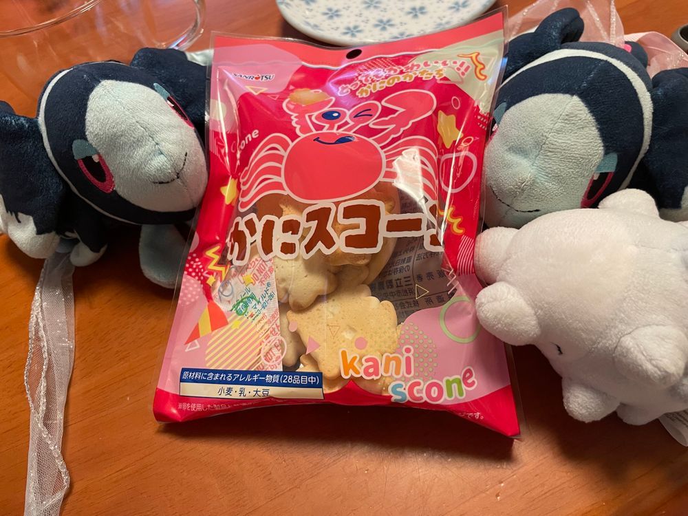 おちゃかいスコーンそれぞれ🦀

きょうの おちゃは… みくにやぜんごろうさんの はるもものりょくちゃ🍵
こおりを たくさんいれて、 ひんやり あいすで いただいたよ！
しぶかったり にがすぎたりが ない、 さっぱり のみやすい りょくちゃだよ
ぼくたち みたいな おちゃかい びぎなーの みかたに なってくれる やさしい おちゃだね…🥹

きょうの おかしは… 
あの かにぱんで おなじみの さんりつせいかさん から…
かにすこーん！🦀
ぱんじゃ なくて、 すこーん！
かたちあそびを したりとかは できないけど、 しっかり かにさんの かたち！
めにも たのしい、 しっとり あまい すこーんなんだ💕