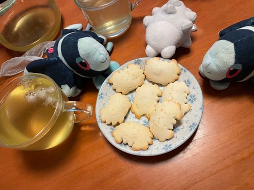 おちゃかいスコーンそれぞれ🦀

きょうの おちゃは… みくにやぜんごろうさんの はるもものりょくちゃ🍵
こおりを たくさんいれて、 ひんやり あいすで いただいたよ！
しぶかったり にがすぎたりが ない、 さっぱり のみやすい りょくちゃだよ
ぼくたち みたいな おちゃかい びぎなーの みかたに なってくれる やさしい おちゃだね…🥹

きょうの おかしは… 
あの かにぱんで おなじみの さんりつせいかさん から…
かにすこーん！🦀
ぱんじゃ なくて、 すこーん！
かたちあそびを したりとかは できないけど、 しっかり かにさんの かたち！
めにも たのしい、 しっとり あまい すこーんなんだ💕