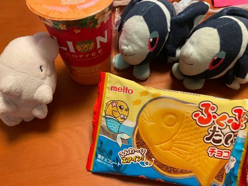 時間がない人のためのお茶会🫖🐰⏱‪

こんしゅう ぼくたちには とにかく じかんが ない！ だから もう いろいろ ありあわせ！ だけど おいしさは ついきゅうするよ…！

きょうの おちゃは、 ふぁみまさんの はわいあんふぇあの しょうひんの きゃらめるばにららて☕️
らいおんさんの こーひー… ばにらの いいかおりが する やつが ゆうめいだよね！
おかあさんが ときどき のんでるんだ
すいーつみたいな ばにらの かおりが する、 あまさひかえめで でも ちょっとだけ あまい… こどもじたな ぼくらにも やさしい かふぇらてだったよ🥹

きょうの おかしは… だがしやさんで うっていた ぷくぷくたいやき🐟
また だがしで おちゃを したくて おかいもの してきたんだ！
かるくて あまい えあいんちょこが もなかに はさまれていて、 さっくさく！
これぞ だがし… これは いい だがしです… なつかしさすら かんじるよ…
ぼくたち まだ うまれて そこまで たってないけど…😌