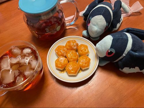 どんなひも おちゃ 🐰🫖🎩

きょうの おちゃは… にっとうこうちゃさんの ますかっとてぃー🍇
ほのかな ますかっとの かおり〜！
ただ こおりを いれて のむなら、 ちょっとだけ うすまるって ことだから…
つぎからは こいめに にたそう
そうしよう

きょうの おかしは… ろってさんの とろりっちぱいのみ みるくくりーむ🥧
おさとうで あまく うすーく こーてぃんぐされた ぱりぱりの きじの なかに… みるくの くりーむが はいった とくべつで りっちな ぱいのみ！
すごーく おいしい！ 
しぶめの おちゃに あいそう！
もちろん あっさり やさしいおちゃとも あう！ ぼくが ほしょうします🥺