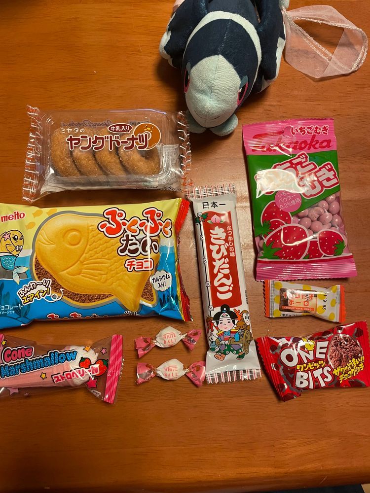 だがしハント 第2弾

これは ぜんかいの おちゃかいよりも まえの おはなし…

だいすきな だかしやさんで、 また おかいものだ〜！
ぼく びっくりしたんだけど、 たまこぼーろって 2こいりの ふくろで うられてるんだね…
おもしろくて かっちゃった…🤩