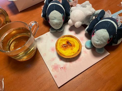Pastel で、 nata な おちゃかい🥧🫖

せわしない いっしゅうかんを しめくくる すぺしゃるな おちゃかいに ようこそ🌃

きょうの おちゃは、 みくにやぜんごろうさんの りらっくすはーぶてぃー🌿
よるでも のんでいい、 かふぇいんれすで やさしい おちゃ！
のんだあと、 くちの なかが ちょっと つめたい… と おもったら、 すこしだけ ぺぱーみんとの せいぶんが あるのかもって わかったんだ！
ぺぱーみんとてぃーも いつか のんでみたいね🤔

きょうの おかしは、 おねえちゃんが おみやげに かってきてくれた おいしい えっぐたると🥚
あこがれの Pastel de nata だね…🥺
どこの おみせの えっぐたるとなのか、 ききわすれちゃったのが かなしいくらい おいしい…！！
あしたの あさ、 わすれずに きこう…！