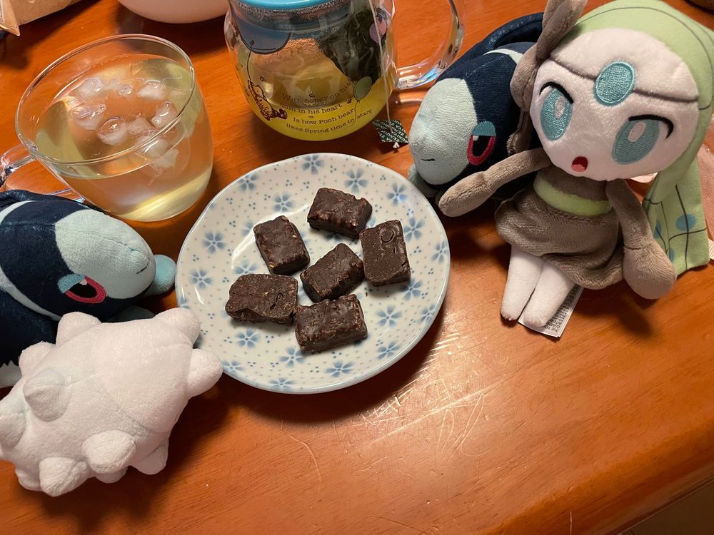 部分的にAIにご協力頂いてるお茶会🍵
きょうの おちゃは… みくにやぜんごろうさんの はるもものりょくちゃ🍵
どんな おかしにも あう ばんのうな りょくちゃだから、 つい よく いれちゃう…
こまったら これ! という おちゃ なのかも🤔
きょうの おかしは、 めいじさんの きたきたのこのこのやまさと🍄🎋
なにそれって おもうよね…
きのこのやまと たけのこのさとを がったいさせた AIはつあんの あたらしい おかし なんだって!
さくさくした くらんちちょこ みたいな ちょこれーとがしだったよ!
きのこのやまの びすけっとの ぶぶんと、 たけのこのさとの ねもとの くっきーのぶぶんが いっしょに ちょこれーとで かためられた かんじだよ
おいしくて ふしぎな おかしだな…🫢