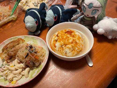 より合わせチームは強いという法則はあると思う

きょうは しゅくじつだったね！
というわけで おかずの あべんじゃーずさんたちに おこしいただきました👏

ぽんずのおとうふ！ まかろにさらだ！ ちゅうかはるさめさらだ！ ぎょうざ！
ほら もう これで ほぼ ふるこーすに なっちゃったよ😳