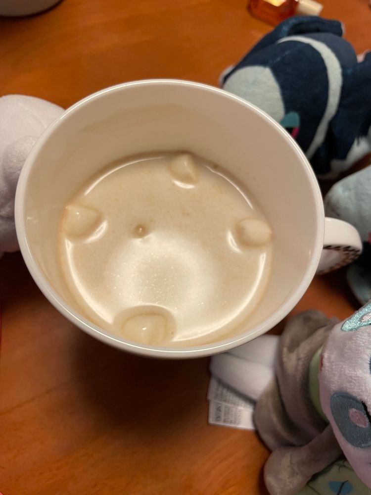 ティータイムにお茶を飲まなくても、まったく問題ありません。コーヒー、ジュース、水、あるいは飲み物なしで、好きなおやつやリラックスする時間だけを楽しむ形でも大丈夫です。
(Google先生がそう言ってた)
おちゃの じかんだけど、 おちゃ じゃなくても いいんだって!🤩
だからね…
きょうの おちゃは、 ほっとみるく🥛
それに、 いおんさんの みるくちょこれーとぼむを うかべたら…
ちょこが とけて ましゅまろが でてくるよ!☁️
ましゅまろほっとちょこれーとみるく だね!
あんしんする あじ…
かなしいとき すぐに これを ひとくち のむことが できたら いいよね
きょうの おかしは、 だがしやさんの いちごむぎ と、 ほわいとぼーる🍓⚪️
いちごむぎは、 いちごあじの むぎちょこ!
さくふにゃっとした しょっかんで、 こおばしい むぎぱふが いちごちょこで こーてぃんぐ されているよ!
ぼくたち たべたこと ないはずなのに、 なんだか なつかしい かんじ……🤔
ほわいとぼーるは、 きゃんでぃみたいに ほうそうしてある ぴゅあな ほわいとちょこれーと!
ぼく、 ちょこぼーるとか みたいに なかに なにか あるのを そうぞうしてたから これが そざいの あじか…… って かんどうしちゃったよ🥹
だがしの せかいって とっても でぃーぷだ…! ふかい うみ みたいに みすてりあすだね