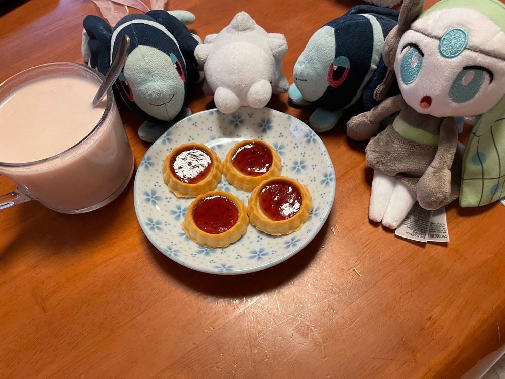お茶は飲まないけどお茶の時間ではある
きょうの おちゃは、 てぃーぶてぃっくさんの さくららて🌸
はるから だいじに だいじに のんでいたけど、 もう なくなっちゃいそうで さみしいよ…
いいにおいだし あまくて おいしいし……
どうして はるにしか うってくれないのかな…😢
きょうの おかしは、 いとうせいかさんの いちごのたると🍓
さくさく たるときじに あまずっぱい いちごじゃむが のった、 かわいい おかしだよ!
じゃむの ぶぶんが、 きらきら つやつやしていて ほうせきみたい だね💎