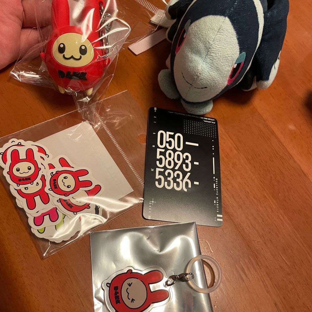 モンスターだって やさしくなれる
とうきょうタウンで かいさいちゅうの、 ひとのでんわてん に いってきたよ📞
でんわの いまと むかしを じっさいに さわって まなべる… だけじゃない!
ぼくたちには ある にんむが かせられる
じくうを こえて おはなしが できる ふしぎな でんわで、 せかいを すくうんだ!
ただ すくわないと いけないのは、 せかいだけじゃ なかった
ぼくたちは せかいじゅうの みんなに きたいされて うまれた モンスターだから やさしいままで いられた
でも、 つらくて かなしくて じぶんにも おともだちにも やさしくなれなくて そんな さみしいきもちで うまれた もんすたーは、 やっぱり みんなに やさしく いられない
でも、 だれかの やさしい きもちに きづくことが できたら ぜったい やさしくなれる すぐには むりかもしれないけど すこしずつ…
さみしいもんすたーも やさしいにんげんに しんかすることが できるんだね
だから だいじな だれかとは しっかり おはなしを しようって おもったよ
でんわは、 そばに いられない だいじな だれかと ぼくたちを つないでくれて いたんだ…