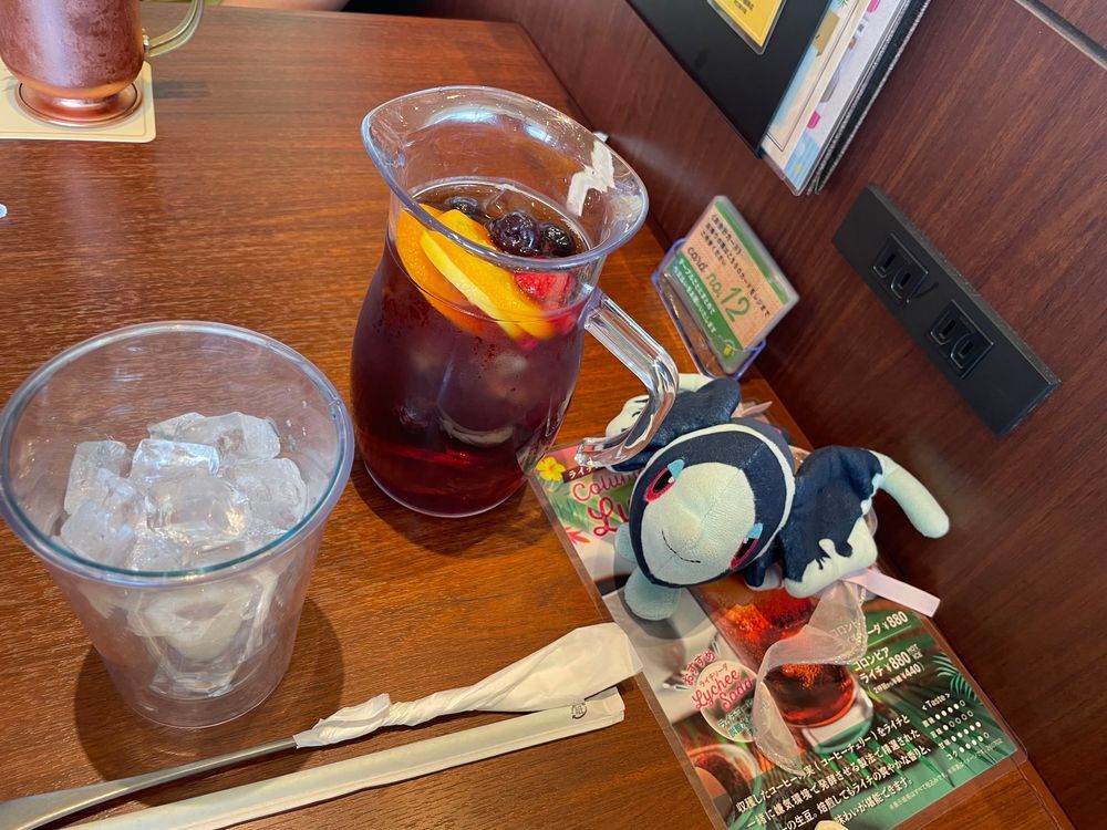 お茶の時間は朝にも訪れる☀️🫖

きょうの おちゃかいは、 もーにんぐたいむの どとーるこーひーさんで おこなわれました☕️

きょうの おちゃは、 あいすふるーつてぃー🍓🍊🫐
ふるーつの ふれっしゅな あまずっぱさを しっかり うけとった あいすてぃーが、
かわいた のどに げんきな えーるを くれる とくべつな 1ぱい……

いや この おおきな ようきで ていきょう されるから、 2はい はん くらい あったかも……！！ おとくだね

こんかいは わけあって おかしを いただく ひまが なかったんだ……
つぎこそは！ かならず！ ゆっくり おちゃを たのしみに きますからね！！🙏