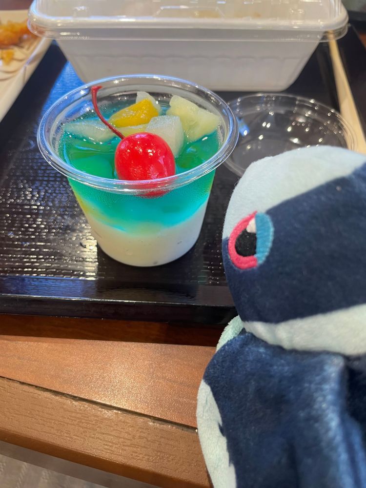すみっこだいすきな きみと おみせの まんなかで
トレーナーさんは すみっこぐらしが だいすき!
はーとを ぐぎゅっと わしづかみ されているんだって
そんな トレーナーさんと まるがめせいめんさんの すみっこぐらしこらぼの おうどんを たべにきたんだ!
こちらは、 かわいい ぴっくと おおきな らんちょんまっとが ついてくる そのなも まるっとわくわくうどんBOX!🎁
えびてん だけじゃ ない! にんじんさらだ、 おはなの かまぼこ、 ぶろっこりー、 ほうれんそう、 からあげ、 こーんぽてとさらだ… だいまんぞくの ひとしな!
おこさませっと みたいかも? って おもうよね でも、 おうどんは なみもりの りょうが はいっていて しっかり おなかいっぱいに なれるんだよ!🥳
ぼく、 うどんの おべんとうって おもちかえりにすると てんぷらが しなって なったり おうどんが やわらかくなったり して、 にがてだったんだ
でもね! この まるっとわくわきうどんBOXは、 てんないで たべることが できるんだよ!
だから できたてで おいしい おべんとうが たべられる! いい たいけんを したな…
そして でざーとは まるがめうどんぷりん ぶるーはわいあじ!💙
ぶるーはわいな ぜりーと、 ぷりんが そうに なった さわやかな おかしだよ!
この ぷりんが すごかった!
まるがめせいめんさんの おうどんの めんを そのまま すいーつに した みたいな……
おいしすぎる……
まるがめせいめんさん おかしやさん やってくれないかな ぼく ぜひ いってみたいよ……🥺