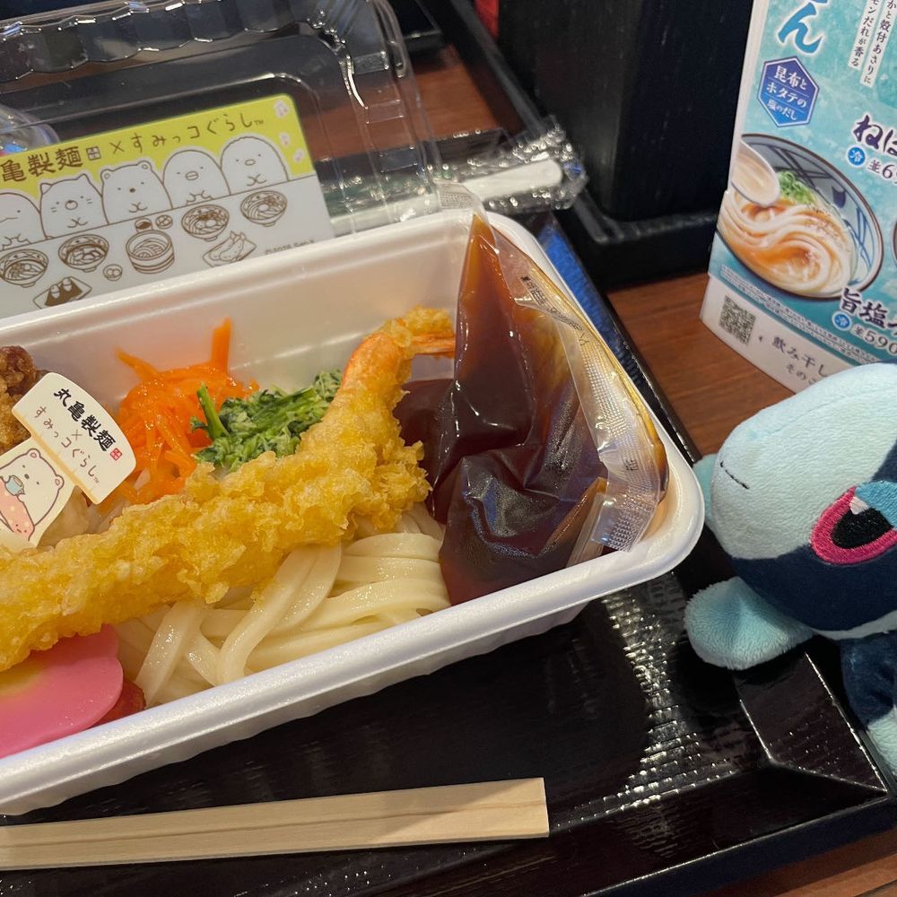 すみっこだいすきな きみと おみせの まんなかで
トレーナーさんは すみっこぐらしが だいすき!
はーとを ぐぎゅっと わしづかみ されているんだって
そんな トレーナーさんと まるがめせいめんさんの すみっこぐらしこらぼの おうどんを たべにきたんだ!
こちらは、 かわいい ぴっくと おおきな らんちょんまっとが ついてくる そのなも まるっとわくわくうどんBOX!🎁
えびてん だけじゃ ない! にんじんさらだ、 おはなの かまぼこ、 ぶろっこりー、 ほうれんそう、 からあげ、 こーんぽてとさらだ… だいまんぞくの ひとしな!
おこさませっと みたいかも? って おもうよね でも、 おうどんは なみもりの りょうが はいっていて しっかり おなかいっぱいに なれるんだよ!🥳
ぼく、 うどんの おべんとうって おもちかえりにすると てんぷらが しなって なったり おうどんが やわらかくなったり して、 にがてだったんだ
でもね! この まるっとわくわきうどんBOXは、 てんないで たべることが できるんだよ!
だから できたてで おいしい おべんとうが たべられる! いい たいけんを したな…
そして でざーとは まるがめうどんぷりん ぶるーはわいあじ!💙
ぶるーはわいな ぜりーと、 ぷりんが そうに なった さわやかな おかしだよ!
この ぷりんが すごかった!
まるがめせいめんさんの おうどんの めんを そのまま すいーつに した みたいな……
おいしすぎる……
まるがめせいめんさん おかしやさん やってくれないかな ぼく ぜひ いってみたいよ……🥺