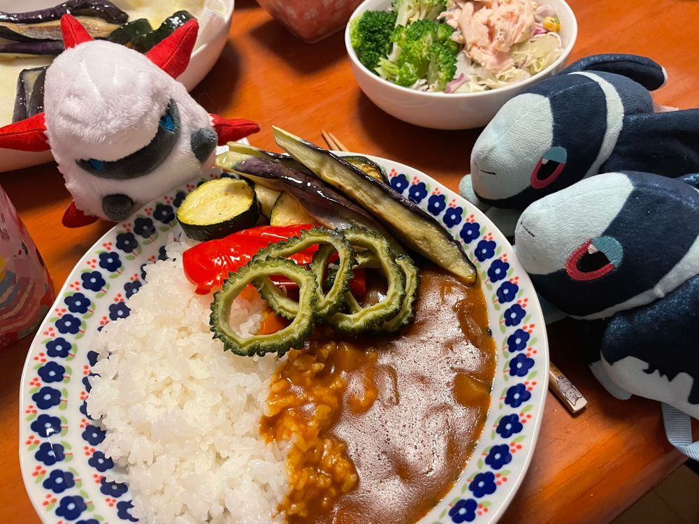 1まいめ：きのうのごちそう 2まいめ：きょうのごちそう

おやさいづいてるね やっぱり なつだから かな……
なつの おやさいって おいしいから
しかたないよね！🔅
