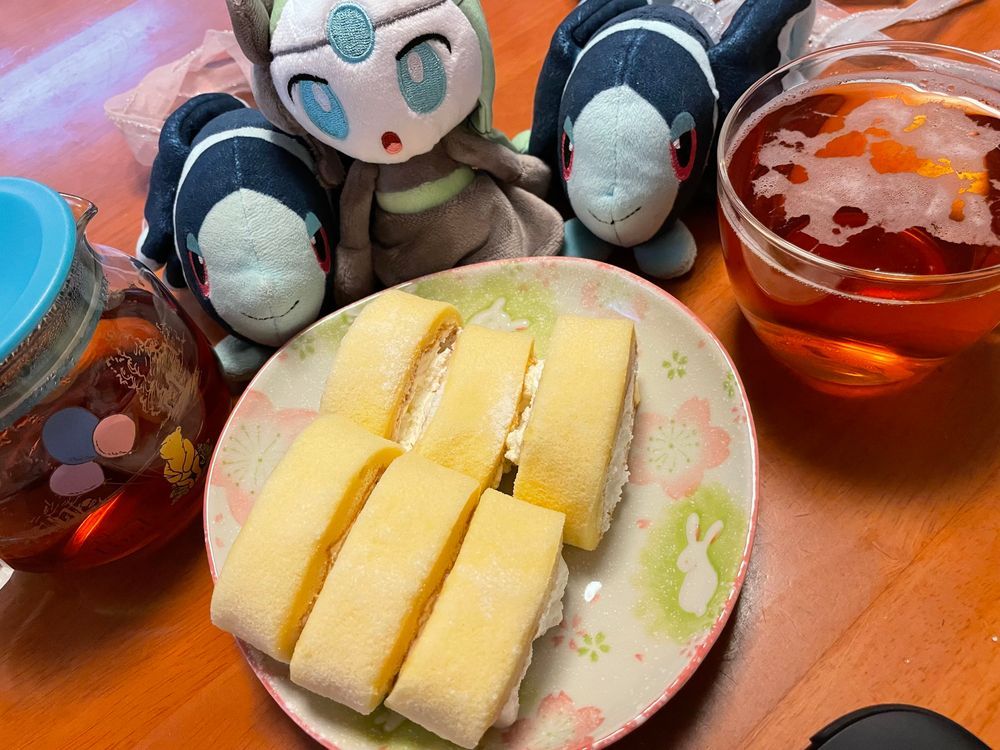 お〜い!✋ おちゃだよ 👉🫖
きょうの おちゃは、 にっとうこうちゃさんの まんごーおれんじてぃー🥭🍊
ふるーてぃーな いいかおり〜!
かじゅうとか はいってる…? って おもう くらい しっかり かおる…
あついから あいすてぃーで のもうかなと おもって、 こおりを いれるんだけど… なぜか あわだっちゃう…😢
きょうの おかしは、 ろーそんさんの もちしょっかんろーる🌀
ほっかいどうの なまくりーむが たっぷりの もちもちした ちいさな ろーるけーき!
……まずは、 ありがとう
たべた みんなが おいしい… って なるのを おもって つくられたんだね
ありがとう ろーそんの ひと
もちもち しっとりした すぽんじが、 のうこうだけど すっきり あまい くりーむを くるっと してるんだ
もう ぼくも くるっと されたい……🥹