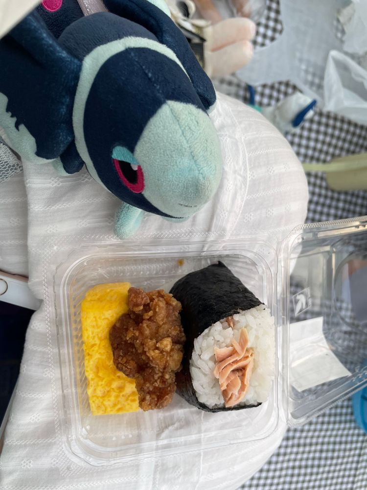 8月1日のレポート 3

らいぶの かえりに、 はなびたいかいにも さんか してきたんだ…！🎇

ひからびそうに なりながらも やなかこーひーさんで うるおってきた ぼくらは、 
おくじょうを かいほうして はなびの かんしょうが おこなえる しょっぴんぐもーるへ むかった…

やや あったかめの れじゃーしーとの うえで まつこと 1じかん はん くらい🕰

はなびが あがった！！
でも ちょっと とおくて うまく とれなかったよ…🥲

よかぜに あたりながら はなびも みながら… よるごはんも たべたよ！🍙

これで 8がつ1にちの れぽーとは おしまい！
さいごに なぜか きゃっとたわーに のった らいぶぐみの みんなの いちまいを そえて… 📸