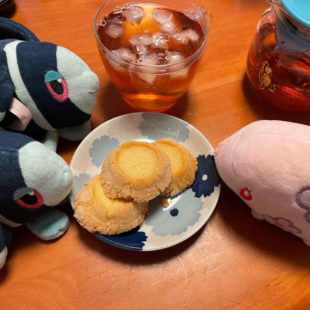 お待たせ致しました、ティータイムおふたつになります🫖🫖

きのうの おちゃも あわせて しょうかい するね😢

きのうの おちゃは、 にっとうこうちゃさんの ぴーちあんどらいちてぃー🍑
ぼく、 らいちって たべたこと そこまで おおくないから わからないんだけど…
こんなに いいかおりなら たべてみたいなあって おもうんだ

きのうの おかしは、 N.Y.C.SAND（にゅーよーくしてぃさんど）さんの にゅーよーくきゃらめるさんど🍪
な、なんだか すごめな おかしだよ こわい
ねっとり いとを ひく くらいの きゃらめるが さんどされていて びっくり…😳
りっちな おかしだ… って はだで かんじとれたよ…
おいしすぎて もはや おごそかな くうきだよ…🥺

きょうの おちゃは、 りぷとんさんの ぴーちてぃー🍑
きょうも もも！ でも これは のんかふぇいん なんだよ すごいね
ぼく もしかしたら ももの においが すきなのかも よく ももの おちゃを のむなあって おもったよ

きょうの おかしは、 ぎんのぶどうさんの ばたーすていつくっきー🧈
これは せぶんいれぶんさんで かった おかしなんだけど、 ぎんのぶどうさんの おかしでも あるみたい 
いたくはんばい なのかな…🤔
まわりに おさとうが ついた、 しっかりした さいずの くっきー！
ばたーの かおりが ふわっと かおる、 これも また りっちな おかし かも…🫢
3つに わってから たべると たべやすいよって かいてあったんだけど、 ぼく われない！ トレーナーさんも われない！！
ぼくたち ぶきようですから…😌