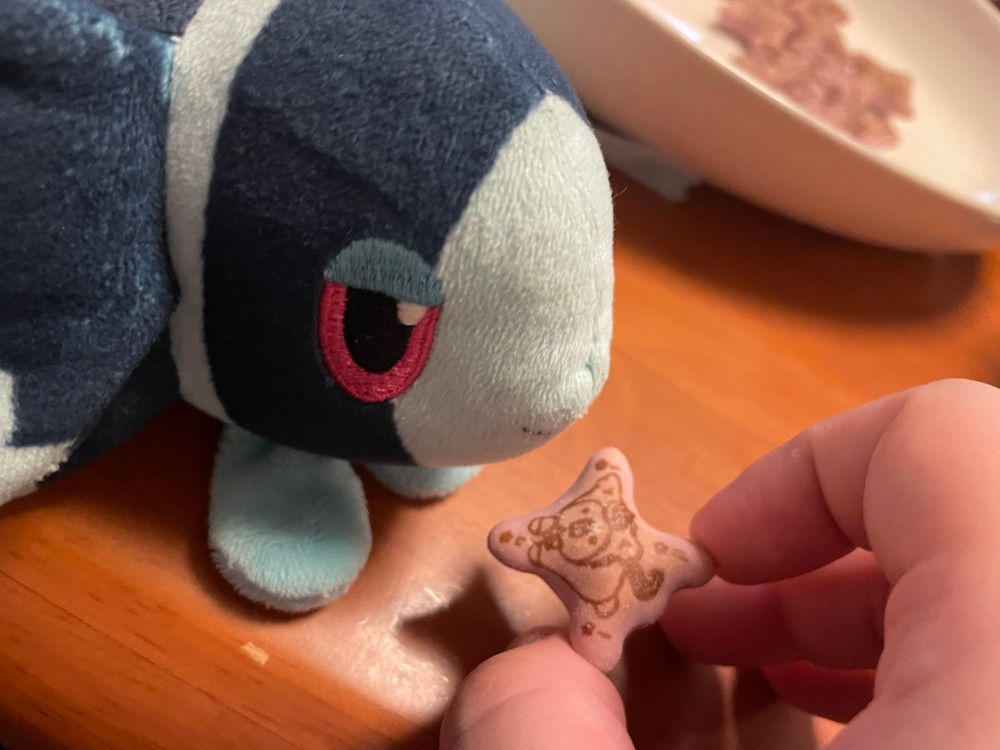 ティータイム一丁 🫵🫖
きょうの おちゃは、 てぃーぶてぃっくさんの ぶるーふらわーはーぶ💠
まえ のんでいた、 がーでんてぃーさんの れもんぐらすばたふらいぴー より あかるい みずいろで、 さっぱりした すっきりあじの おちゃ!
でも ふんわり おはなの いいにおいがして ゆうがな きぶんに なるよ…💃
きょうの おかしは、 ろってさんの こあらのまーち ふぁんたじーそーだ🫧
ついに、 ついに… ゆにこーんこあらさんが でた!!🙌
やっぱり そーだふうみの ちょこれーとって ふしぎだね… あとひく おいしさだ
ぱくぱく たべちゃう🫢