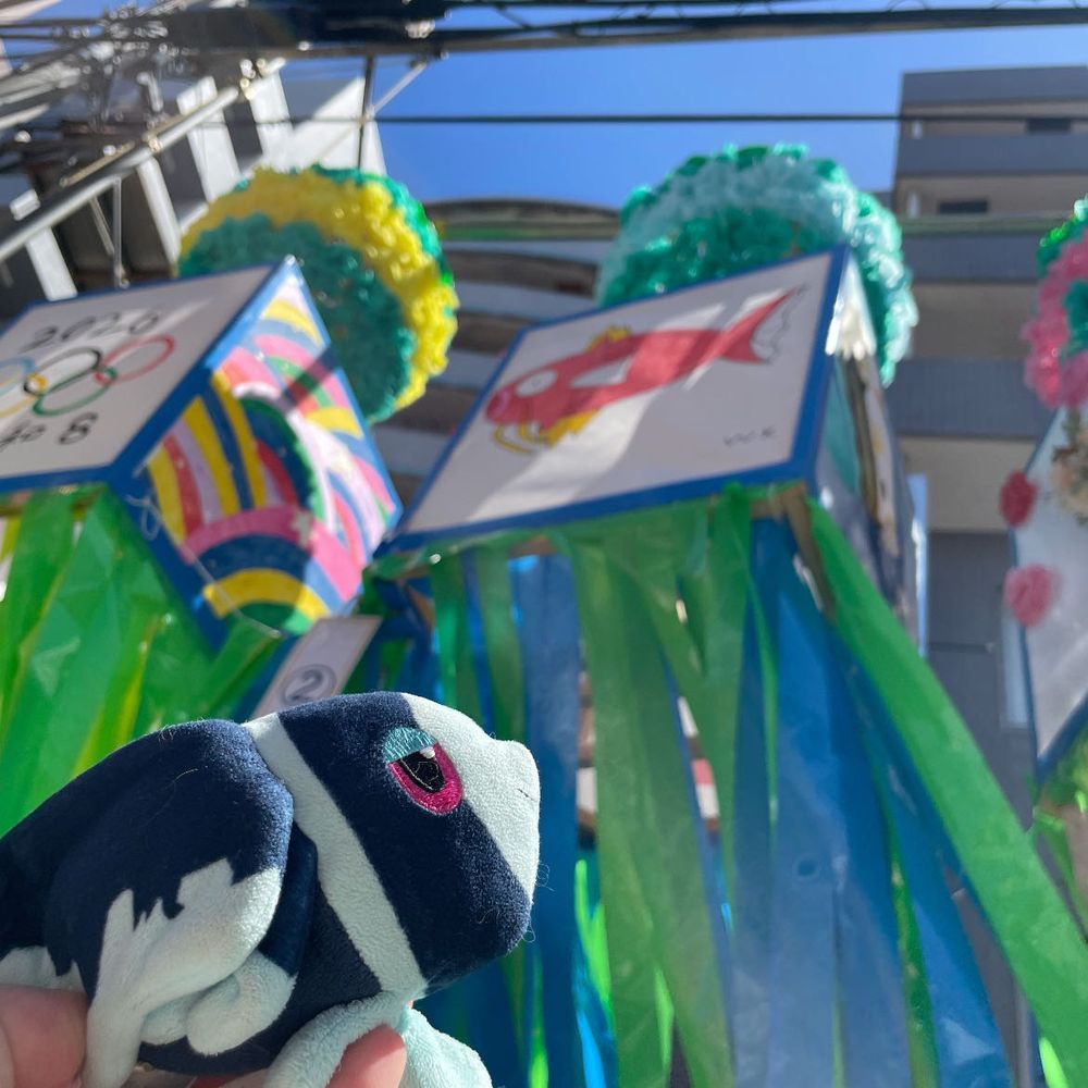 いくぞ なつまつり 1

じもとの なつまつりに やってきたよ！
なんか ひらひらした かざりの うえには… こ、 コイキングさん！
そらたかく ゆうがに およいでるみたい🏊‍♂️

いらすとれーたーさんの かわいい いらすと… すてきだね🌟

おまつりの まえに、 がすとさんで おひるごはんを たべてきちゃった
みにおんさんの ちーずはんばーぐ… おいしかったよ！！
しかも さくさくの ぽてとは おほしさまの かたちを してるんだ！
すてきな ひとときだったよ╭ Ꙭ╮
