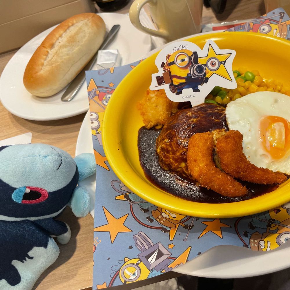 いくぞ なつまつり 1

じもとの なつまつりに やってきたよ！
なんか ひらひらした かざりの うえには… こ、 コイキングさん！
そらたかく ゆうがに およいでるみたい🏊‍♂️

いらすとれーたーさんの かわいい いらすと… すてきだね🌟

おまつりの まえに、 がすとさんで おひるごはんを たべてきちゃった
みにおんさんの ちーずはんばーぐ… おいしかったよ！！
しかも さくさくの ぽてとは おほしさまの かたちを してるんだ！
すてきな ひとときだったよ╭ Ꙭ╮