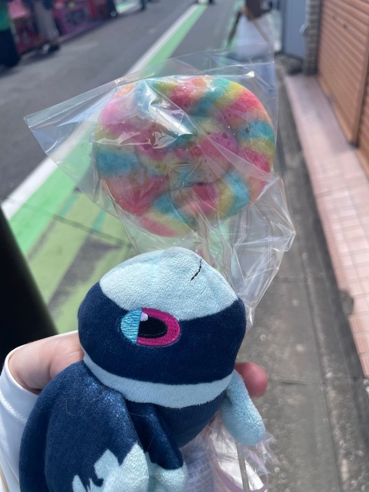 いくぞ なつまつり 2

なつまつり さいこう…！
なんか おもしろい てぃーしゃつとかも うっていたよ 

いがいにも やたいの よびこみは しょうがくせい くらいの おこさんが おおくて… すてきだった！
じゅーす！ きんきんだよ！ いっぱいどうですか！ って いわれたから つい ぼくも かるぴすを いっぽん かってしまった…
みりょくてきな でみせが いっぱいで あっちに こっちに ふらふらする ぼくたち…😵‍💫

みずいろの ちょこばなな🍌、 おさかなさんの ぐみが はいった あくありうむそーだ🐠、 さくほろ しょっかんの ましゅまろあめ🍭、 れいんぼーな ちーずはっとぐ🌈…

だい だい、 だいまんきつ…！！