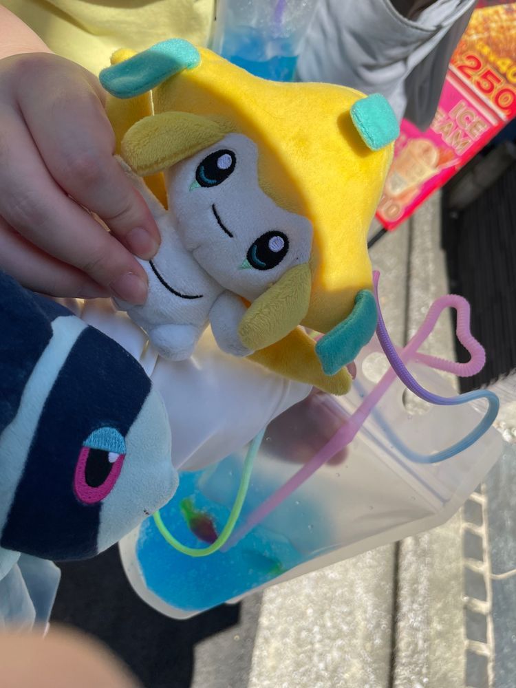 いくぞ なつまつり 2

なつまつり さいこう…！
なんか おもしろい てぃーしゃつとかも うっていたよ 

いがいにも やたいの よびこみは しょうがくせい くらいの おこさんが おおくて… すてきだった！
じゅーす！ きんきんだよ！ いっぱいどうですか！ って いわれたから つい ぼくも かるぴすを いっぽん かってしまった…
みりょくてきな でみせが いっぱいで あっちに こっちに ふらふらする ぼくたち…😵‍💫

みずいろの ちょこばなな🍌、 おさかなさんの ぐみが はいった あくありうむそーだ🐠、 さくほろ しょっかんの ましゅまろあめ🍭、 れいんぼーな ちーずはっとぐ🌈…

だい だい、 だいまんきつ…！！