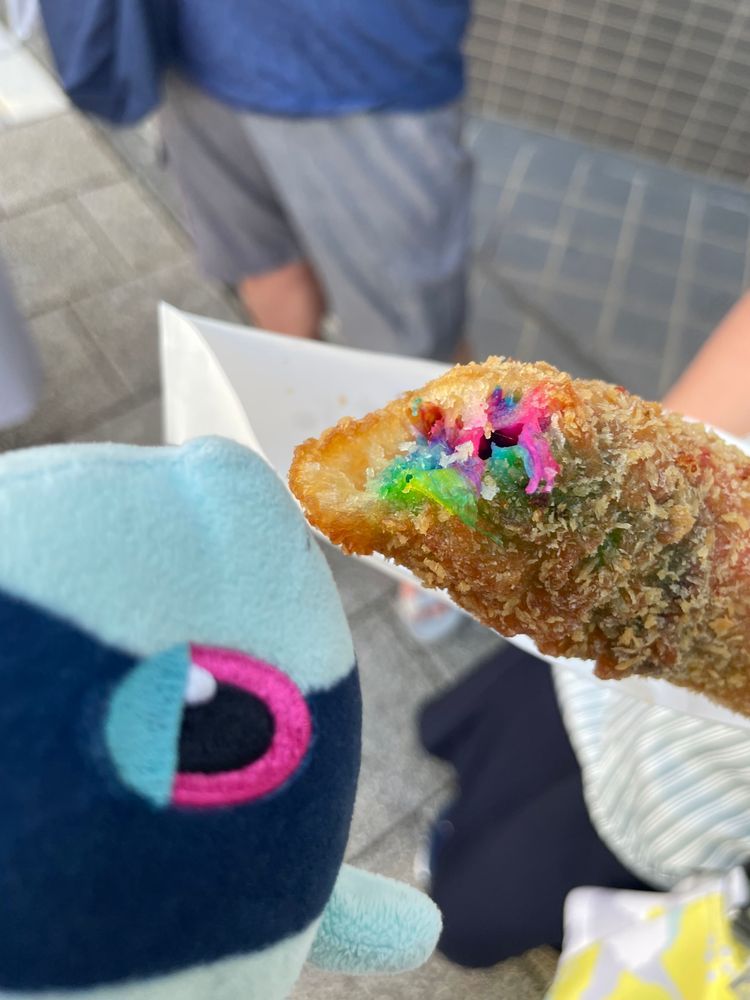 いくぞ なつまつり 2

なつまつり さいこう…！
なんか おもしろい てぃーしゃつとかも うっていたよ 

いがいにも やたいの よびこみは しょうがくせい くらいの おこさんが おおくて… すてきだった！
じゅーす！ きんきんだよ！ いっぱいどうですか！ って いわれたから つい ぼくも かるぴすを いっぽん かってしまった…
みりょくてきな でみせが いっぱいで あっちに こっちに ふらふらする ぼくたち…😵‍💫

みずいろの ちょこばなな🍌、 おさかなさんの ぐみが はいった あくありうむそーだ🐠、 さくほろ しょっかんの ましゅまろあめ🍭、 れいんぼーな ちーずはっとぐ🌈…

だい だい、 だいまんきつ…！！