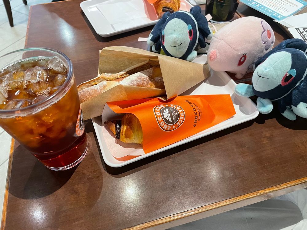 ほしいの？ えいえん…

ぼくは いいかな…✋
ついに ぼくたちも にんぎょとう いり！🧜‍♀️
すごい えいがだった
とっても かわいい りぼんで らっぴんぐされた、
あんこくぶっしつ みたいな…🎀👁
あまい ぎゅうにゅうの そこに すごい にがくて こゆい こーひーが ある みたいな…… ☕️
すごい ものを みた……😵‍💫

えいがの まえに、 さんまるくかふぇさんで おちゃ！
さんまるくかふぇさんの こうちゃと、
ざ ほっとどっぐ と、 ちょこくろ だよ！🥐

きょうは おちゃを 2かい したことに なるな……