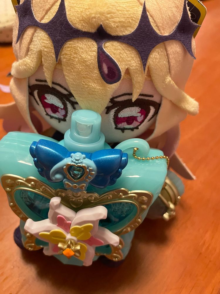 きのうはおたのしみでしたね

キュアアルカナシャドウよ
きのうは私のあいぼうのおたんじょうびだったの
だから ここらでひとつ プレゼントとかどうかなっておもって…

私のあいぼうは、 このフレグランスをｼｭとして キュアエクレールに へんしんするの
そこで へんしんしたまま これをまたｼｭ とすることで かのじょに 2だんかいめの へんしんを プレゼントしようって こんたんよ ふふ

さあ
く ら い な さ い

(ぬいぐるみに じかでこうすいを かけるのは すいしょうされて いないから
じこせきにんて かくごをもって おこなうのが いいわ…)