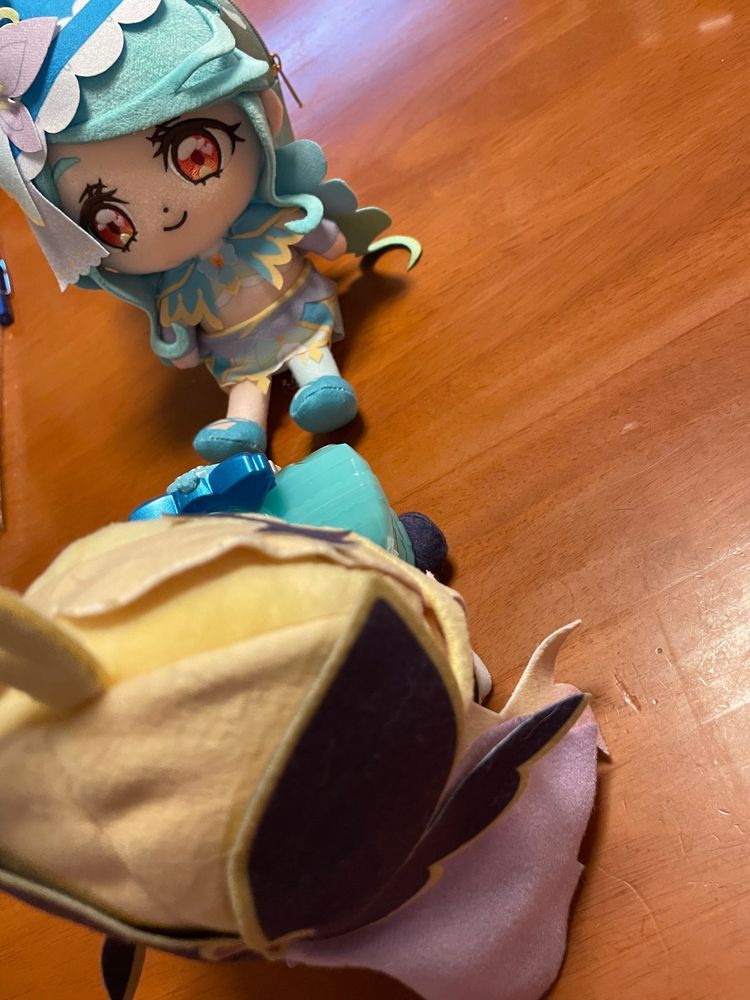 きのうはおたのしみでしたね

キュアアルカナシャドウよ
きのうは私のあいぼうのおたんじょうびだったの
だから ここらでひとつ プレゼントとかどうかなっておもって…

私のあいぼうは、 このフレグランスをｼｭとして キュアエクレールに へんしんするの
そこで へんしんしたまま これをまたｼｭ とすることで かのじょに 2だんかいめの へんしんを プレゼントしようって こんたんよ ふふ

さあ
く ら い な さ い

(ぬいぐるみに じかでこうすいを かけるのは すいしょうされて いないから
じこせきにんて かくごをもって おこなうのが いいわ…)