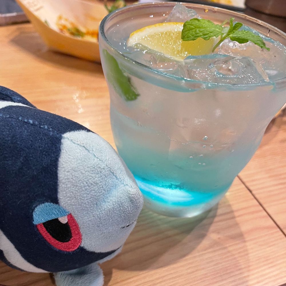 おおみやタウンで のみかい
かふぇで みんなと ごうりゅうしたあと、 ぎんだこはいぼーるさかばさんに いったんだ!
ぼくは ぶるーらいちの もくてるで いっぱい…😌🥃
さっぱり あまくて しゅわっとしてて… おいし〜! たんさんが よわめなのが うれしい…🥹
しかも はっぱと れもんが のってるんだ おしゃれだよ…✨️
れもんを しぼったら、 れもんすかっしゅみたいに なったよ!
さくさく とろとろの たこやきとか、 かわいい たこさんういんなーくしとか、 もちもちの どらやきも たべたよ!
みんなで たのしいじかんを すごせて うれしかった〜!